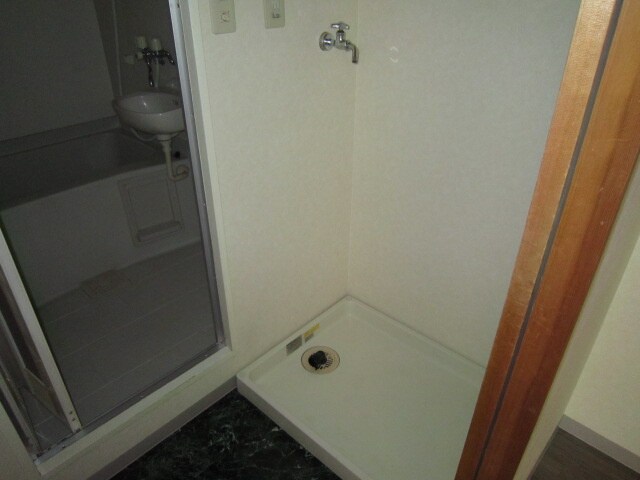 物件内観写真9　(洗濯機置場)