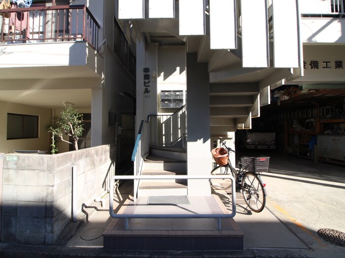 物件外観写真2　(エントランス部分)