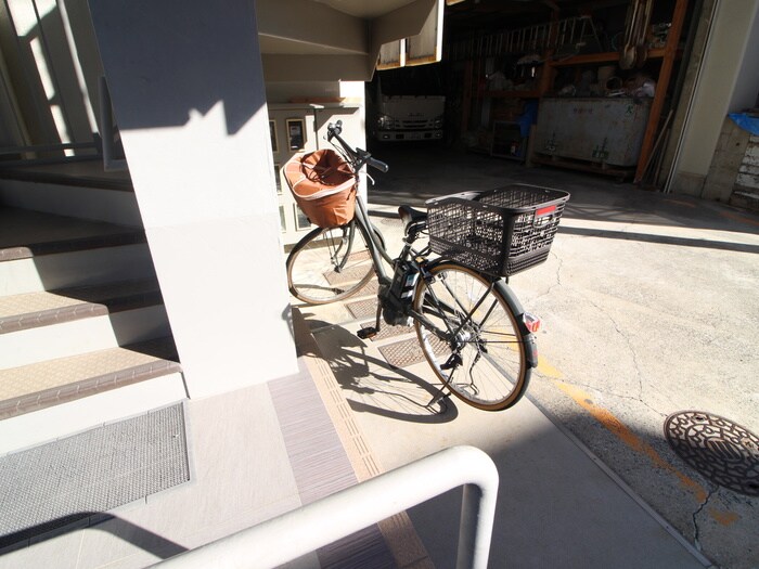 物件外観写真3　(駐輪場)