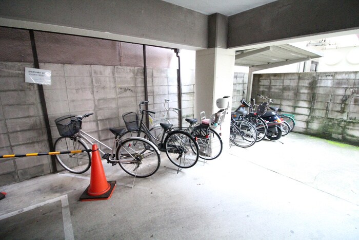 物件外観写真4　(駐輪場)