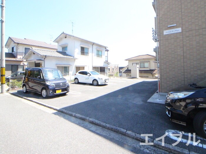 物件外観写真3　(駐車場)