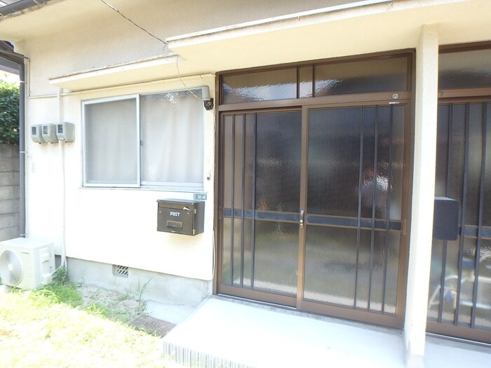 物件外観写真2　(エントランス部分)