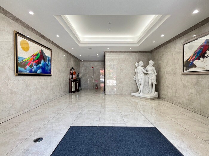 物件外観写真2　(エントランス部分)