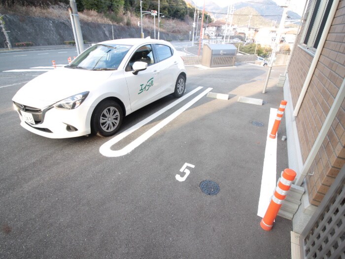 物件外観写真4　(駐車場)