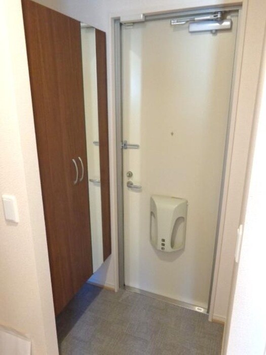 物件内観写真12　(玄関)
