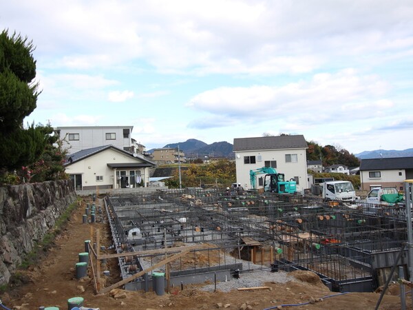 建築中