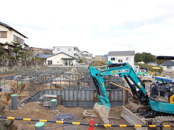 建築中