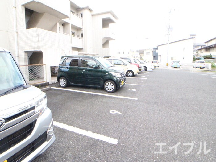 物件外観写真3　(駐車場)