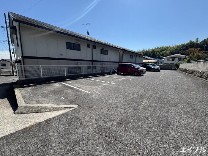 物件外観写真3　(駐車場)