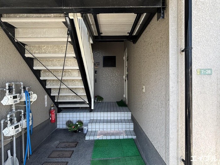 物件外観写真6　(エントランス部分)