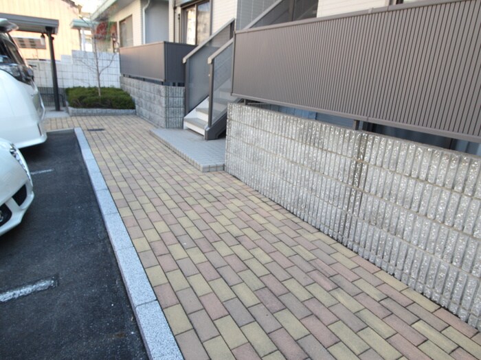 物件外観写真3　(エントランス部分)