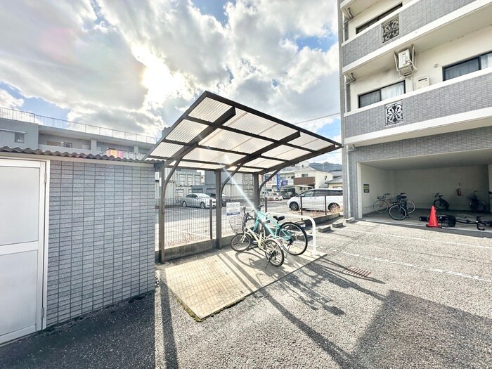 物件外観写真3　(駐輪場)