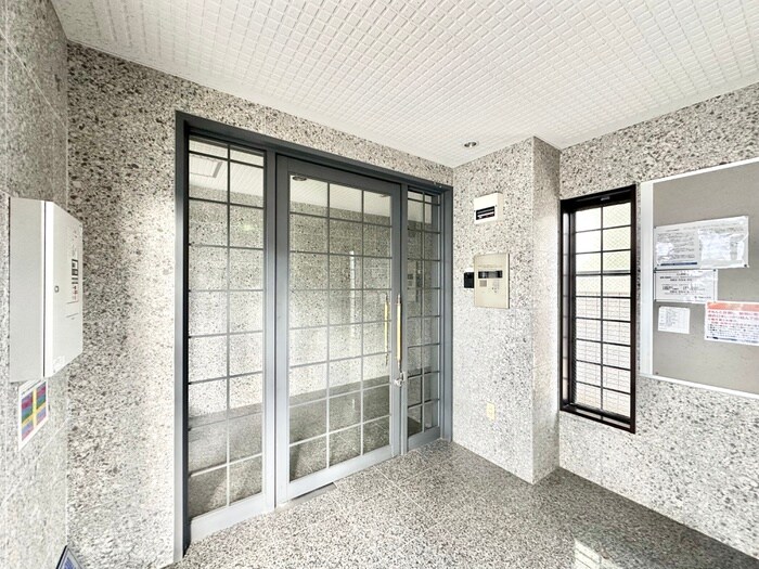 物件外観写真4　(エントランス部分)