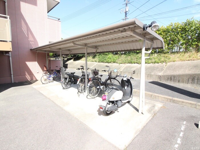 物件外観写真3　(駐輪場)