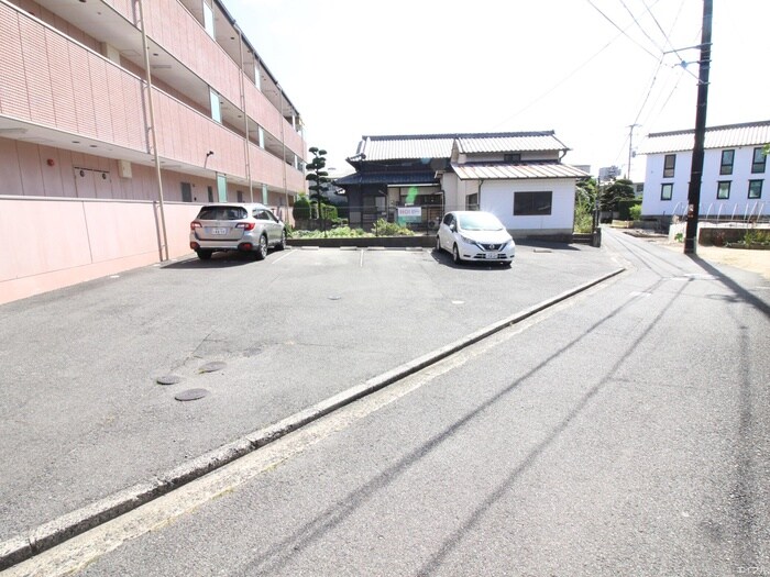 物件外観写真4　(駐車場)