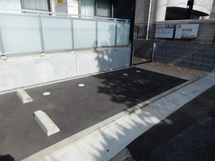 物件外観写真3　(駐車場)