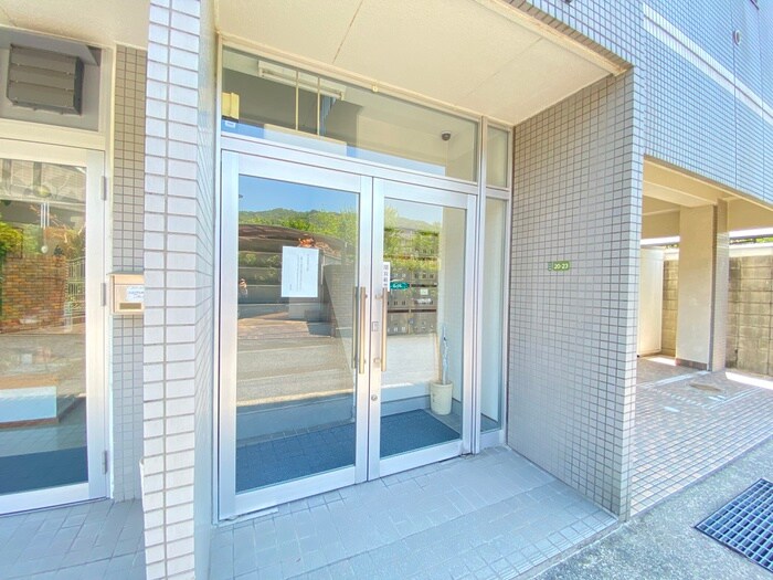 物件外観写真2　(エントランス部分)