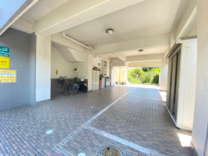 物件外観写真4　(駐車場)