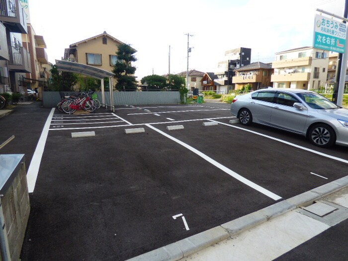 物件外観写真2　(駐車場)
