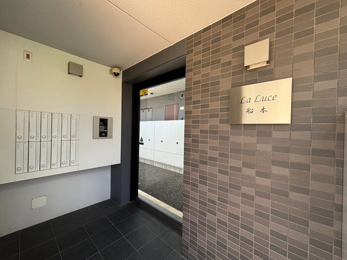 物件外観写真2　(エントランス部分)