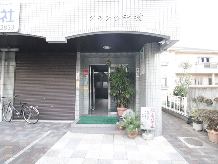 物件外観写真4　(エントランス部分)