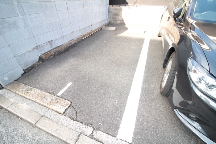 物件外観写真2　(駐車場)