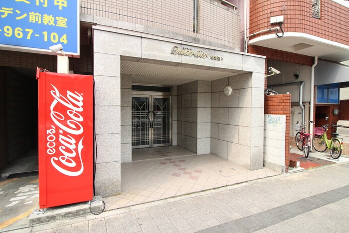 物件外観写真2　(エントランス部分)