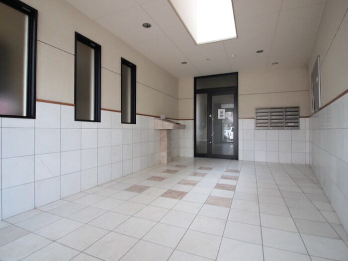 物件外観写真2　(エントランス部分)