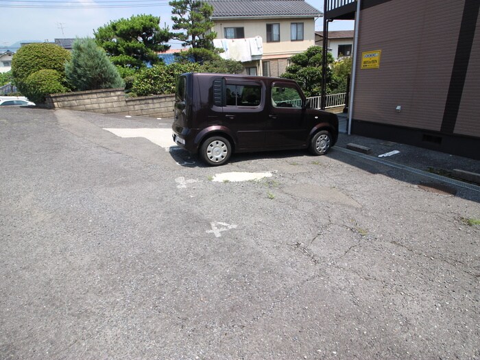 物件外観写真3　(駐車場)