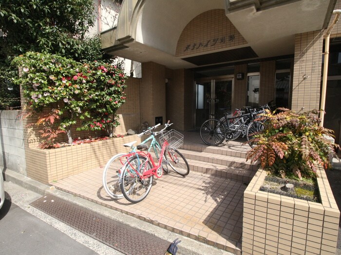 物件外観写真6　(エントランス部分)