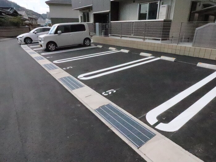 物件外観写真3　(駐車場)