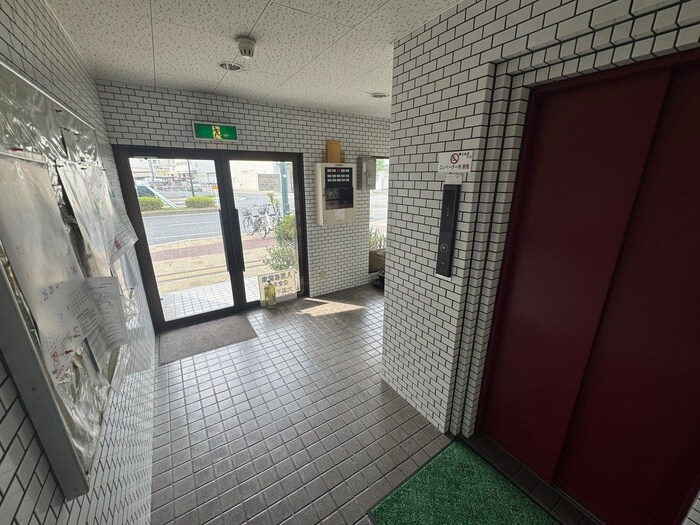 物件外観写真3　(エントランス部分)