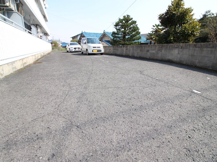 物件外観写真3　(駐車場)