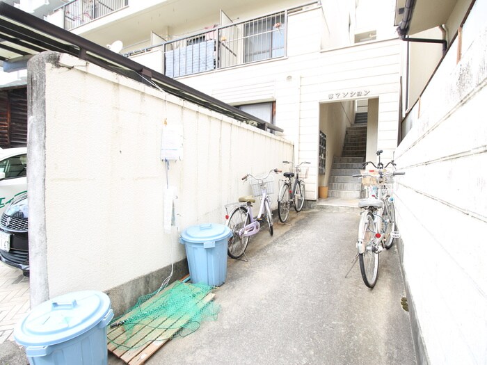 物件外観写真5　(エントランス部分)