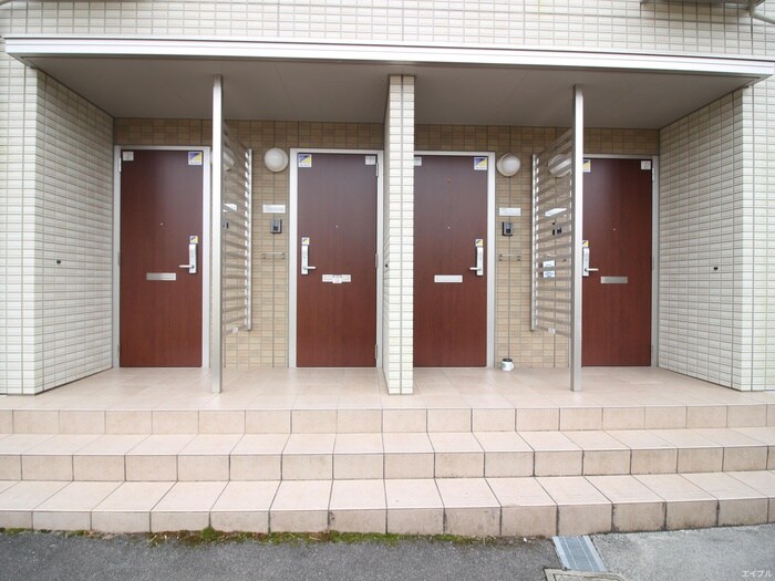 物件外観写真2　(エントランス部分)