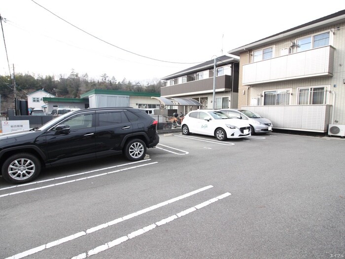 物件外観写真3　(駐車場)