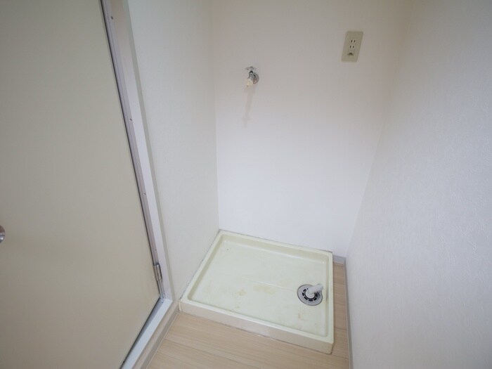 物件内観写真16　(洗濯機置場)