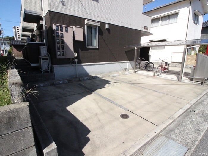 物件外観写真3　(駐車場)