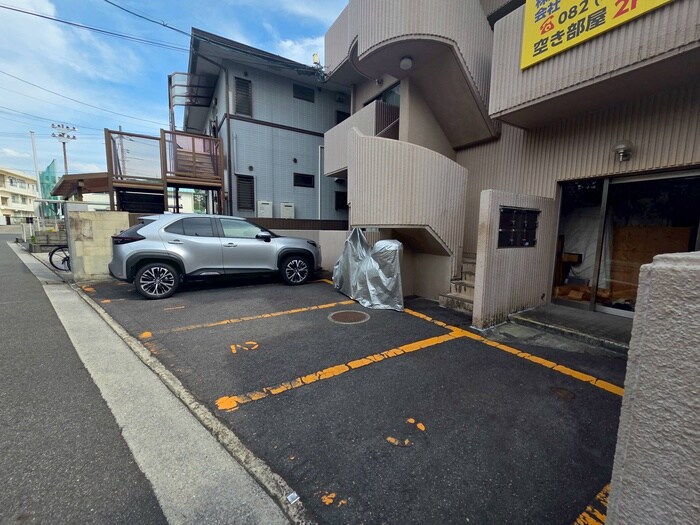 物件外観写真2　(駐車場)