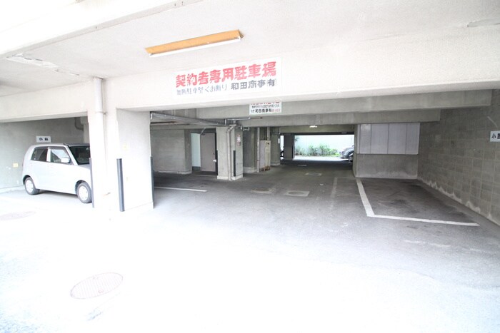 物件外観写真6　(駐車場)