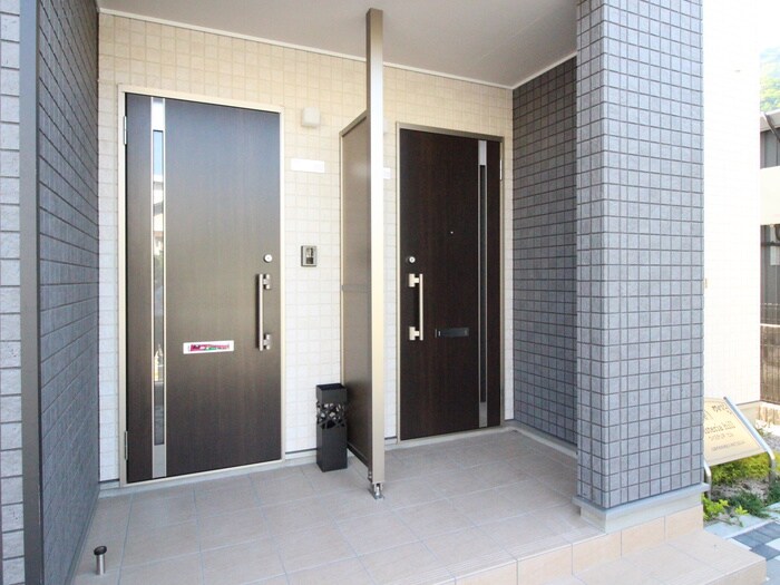 物件外観写真2　(エントランス部分)