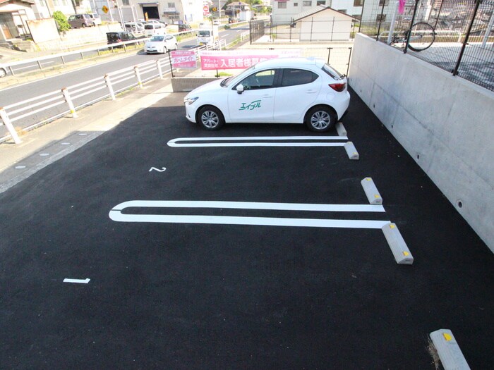 物件外観写真4　(駐車場)