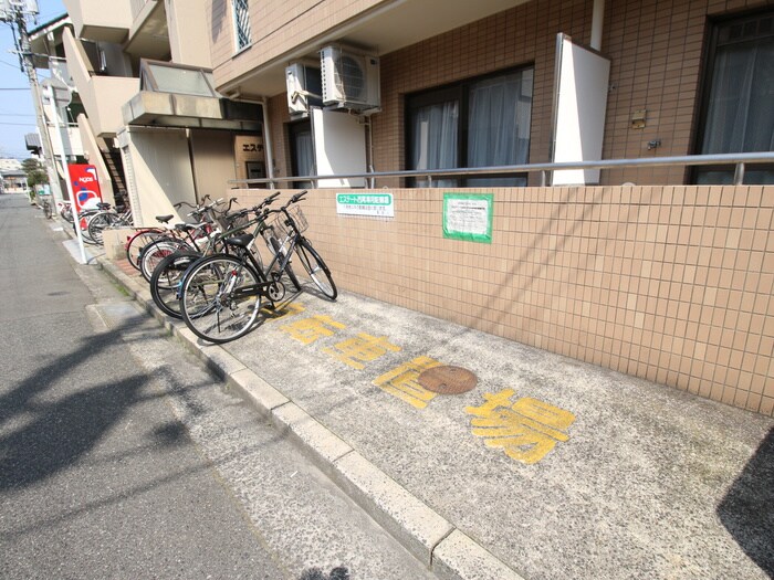 物件外観写真4　(駐輪場)