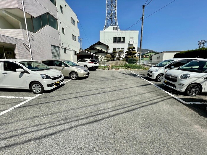 物件外観写真3　(駐車場)