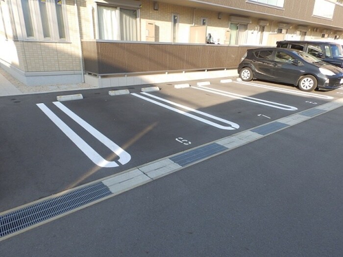 物件外観写真2　(駐車場)