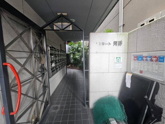 物件外観写真6　(エントランス部分)