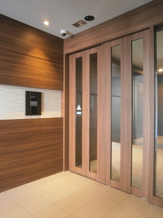 物件外観写真2　(エントランス部分)