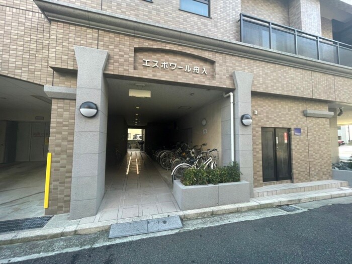 物件外観写真2　(エントランス部分)