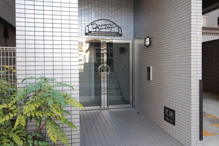 物件外観写真2　(エントランス部分)