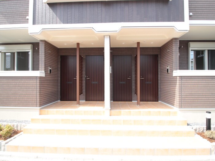 物件外観写真2　(エントランス部分)